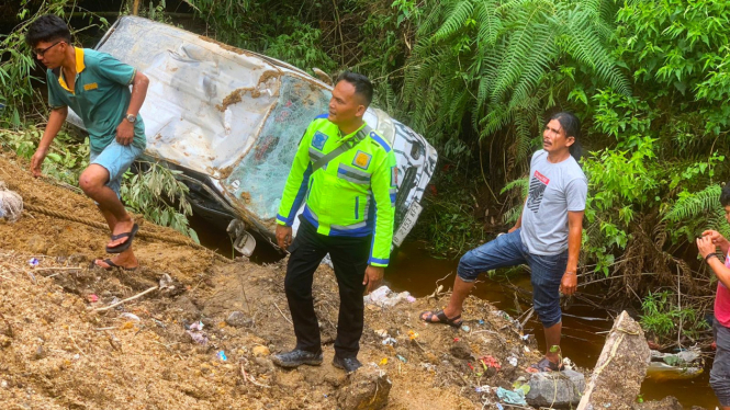 Mobil ambulans bawa jasad bayi terjun ke jurang di Kabupaten Samosir.(dok Polres Samosir)
