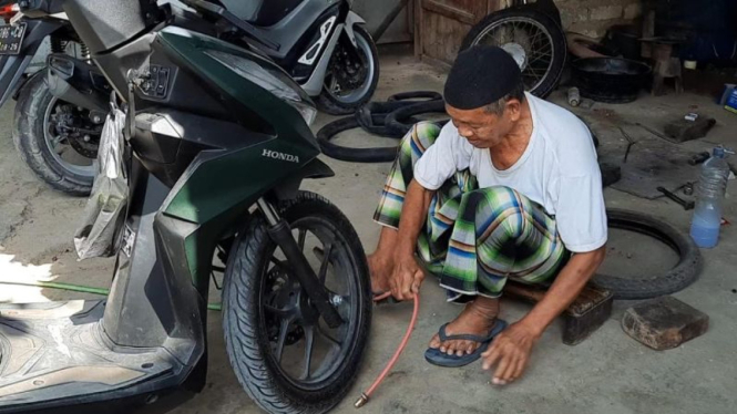 Kisah Tukang Tambal Ban di Pamekasan Naik Haji Tahun Ini Bersama Sang Istri