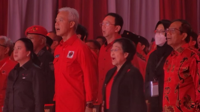 Ketua Umum PDIP Megawati Soekarnoputri bersama Ganjar Pranowo di Rakernas PDIP