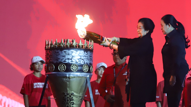 Ketum PDIP Megawati Soekarno Putri dan Puan Maharani saat nyalakan obor di forum Rakernas V
