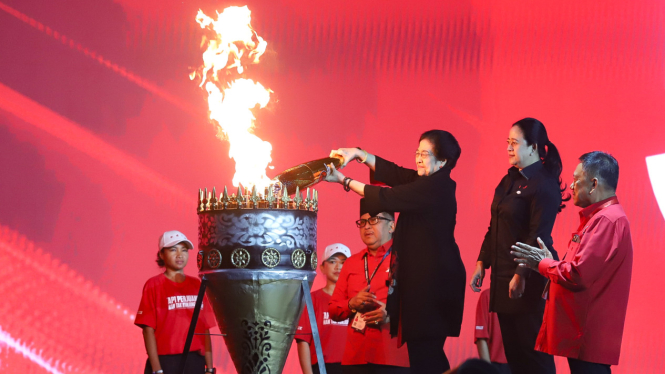 Ketum PDIP Megawati Soekarno Putri ditemani Puan Maharani saat menyalakan obor di Rakernas V