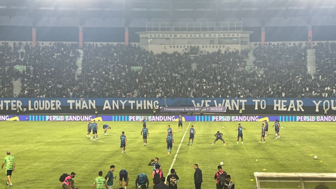 Suasana Bobotoh memberikan dukungan ke Persib Bandung