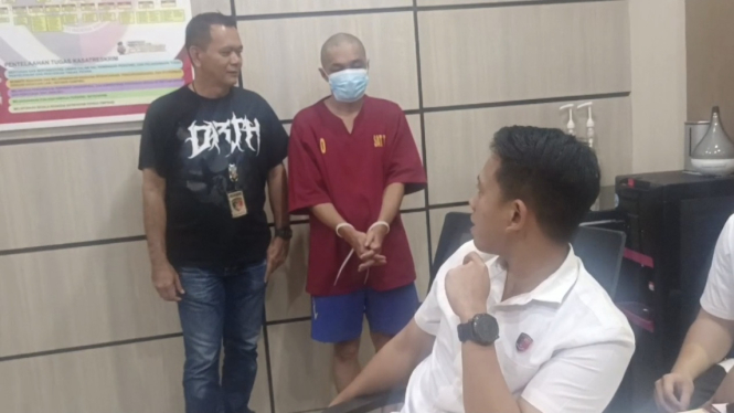 A pelaku tindakan asusila terhadap tetangganya sendiri yang masih di bawah umur diamankan ke Polresta Pontianak, Jumat 24 Mei 2024.