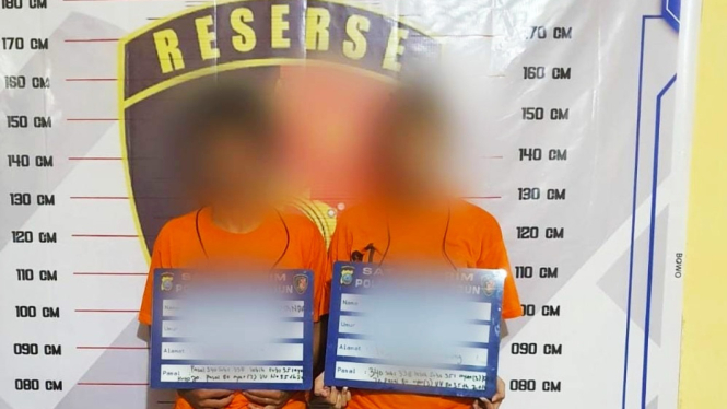 Sepasang kekasih saat diamankan polisi karena buang bayi hasil hubungan gelapnya.(dok Polres Simalungun)