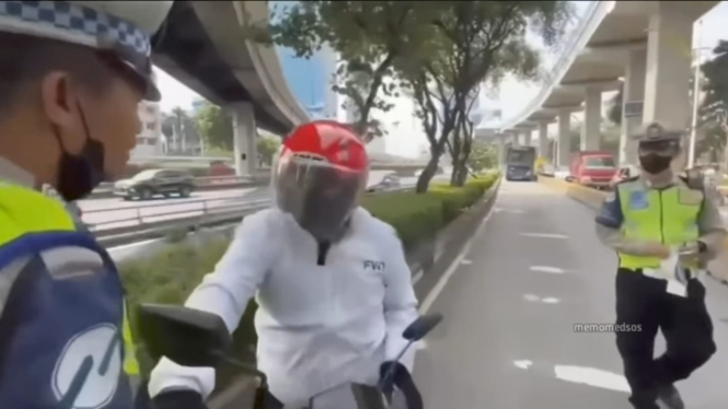 Pemotor masuk jalur TransJakarta ogah ditilang