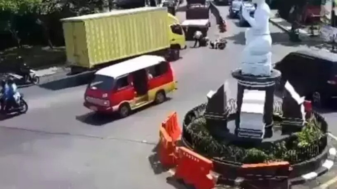 Viral pemotor jatuh lalu terlindas truk di Purwakarta