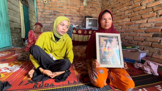 Pihak keluarga saat menunjukkan foto Aldelia Rahma