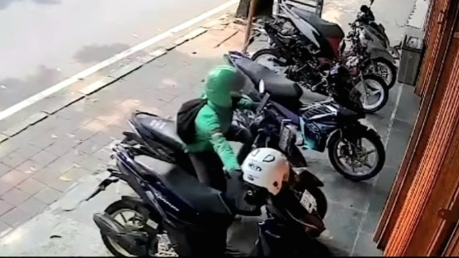 Ojol curi helm