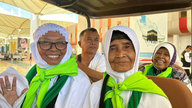 M. Musni dan Maryuning bersama para jemaah lansia
