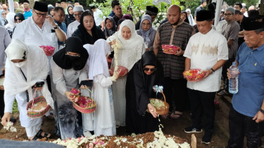 Prosesi pemakaman ibu Mendagri Tito Karnavian di TPU Kebun Bunga Palembang.