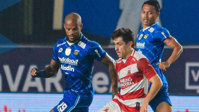 Duel Persib Bandung vs Madura United