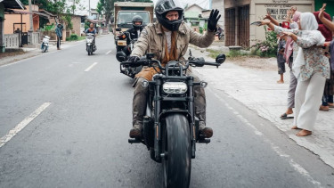 Ariel Noah mengendarai moge Harley-Davidson