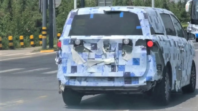 MPV Baru BYD Tertangkap Kamera Uji Coba di Jalan Raya