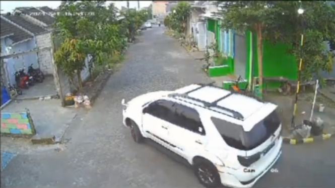 Bocah tewas terlindas mobil tetangganya.
