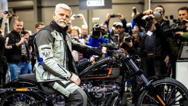 Presiden Ceko, Petr Pavel mengendarai motor