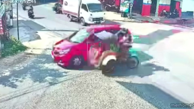 Kecelakaan Honda Brio dan Becak Motor