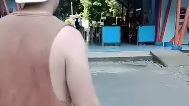 Tangkapan layar video viral Turis atau Bule asal New Zaeland tolak masuk wisata alam Bantimurung, Maros karena harga karcis mahal. (Tangkapan Layar video/istimewa).
