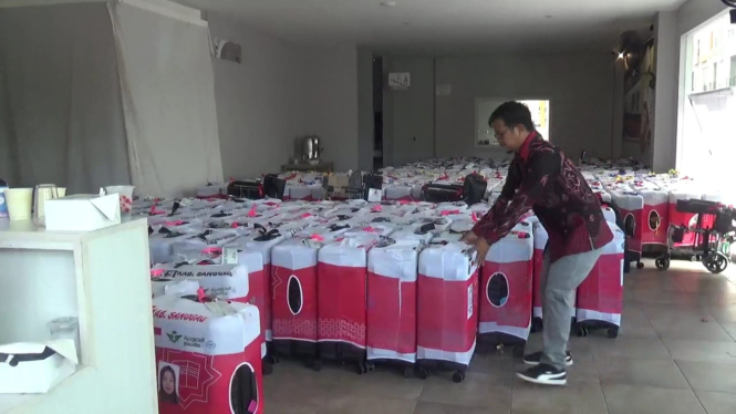 Petugas membawa koper jemaah haji Kalbar untuk dimasukkan ke dalam mobil pengangkut menuju Bandara Supadio, di Hotel Orchadz, Pontianak, Kalbar, Selasa 28 Mei 2024. Seorang jemaah haji Kalbar dinyatakan batal berangkat oleh tim kesehatan. 