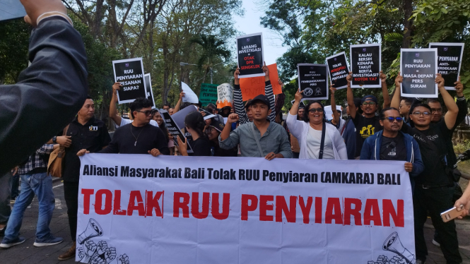 Jurnalis yang tergabung dalam Aliansi Masyarakat Bali Tolak RUU Penyiaran (AMKARA) melakukan aksi damai terhadap penolakan RUU Penyiaran di Kantor DPRD Bali