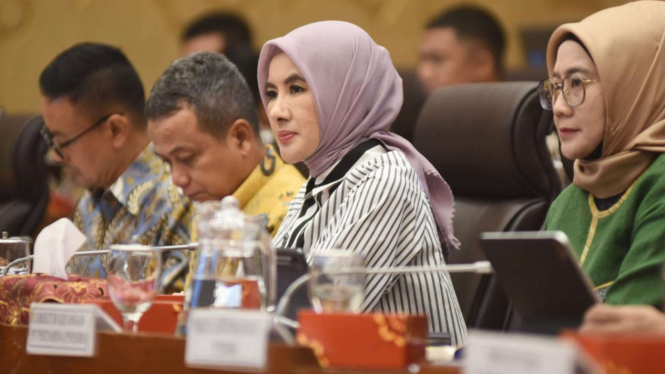 Direktur Utama Pertamina Nicke Widyawati bersama Jajaran Direksi Holding & Subholding Pertamina.