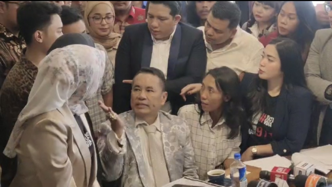 Hotman Paris bersama keluarga Vina