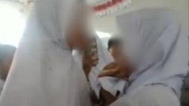 Tangkapan layar video viral siswi SD di Ambon dibully oleh Kakak Kelasnya. (Tangkapan Layar/istimewa).