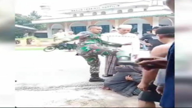 Oknum TNI di Deli Serdang menendang kepala warga