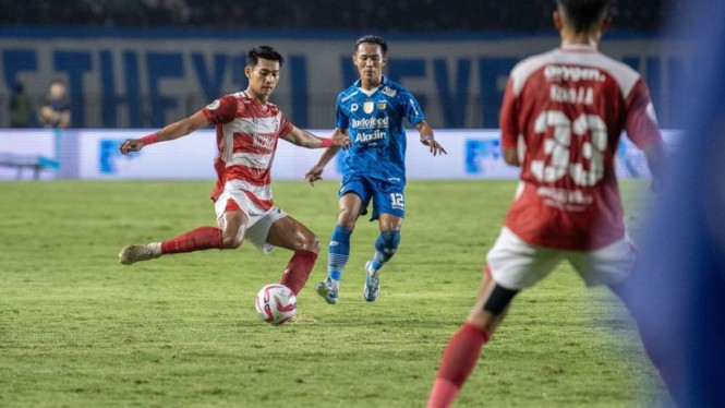 Pemain Madura United, Malik Risaldi (kiri) saat bersua Persib Bandung