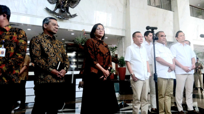 [dok. Menteri Keuangan, Sri Mulyani Indrawati dan jajarannya, dalam konferensi pers bersama Tim Gugus Tugas Sinkronisasi Prabowo Subianto di kantor Kementerian Keuangan, Jakarta, Jumat, 31 Mei 2024]