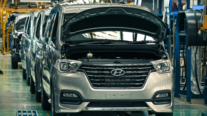 Mobil Hyundai H-1 yang dirakit di pabrik Handal.