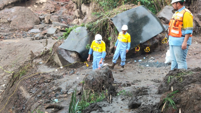 Proses Peledakan Batu Besar di aliran sungai di Kawasan Gunung Marapi