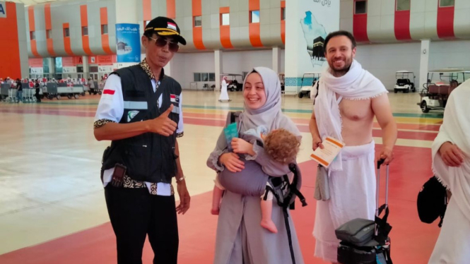 Momen petugas haji Indonesia bersama jemaah haji asal Turki