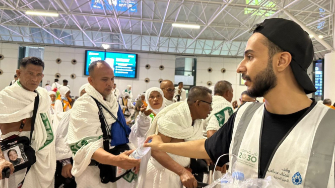 Pembagian zam-zam gratis di paviliun Bandara Jeddah untuk jemaah haji Indonesia