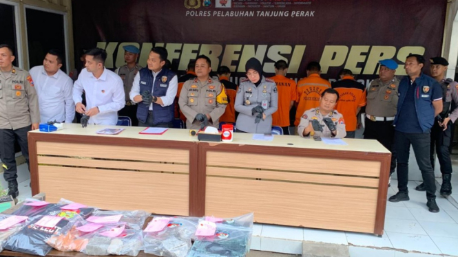 Polisi merilis 18 tersangka Bonek dalam insiden kericuhan mengadang suporter Persib Bandung.