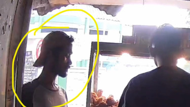 Dua orang preman yang melakukan pemalakan dengan modus tukar uang kepada karyawan kedai ayam goreng di Palmerah, Jakarta Barat, kini berhasil tertangkap, Senin 3 Juni 2024.