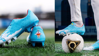 Unik, Pemain Sepakbola Diajak Bernostalgia dengan Sepatu Doraemon