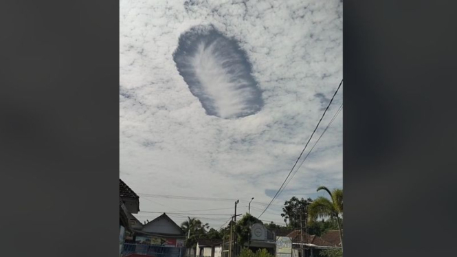Heboh Awan Berbentuk Aneh Terekam Video di Jawa Timur