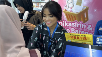 Heboh! Tiba-tiba Fuji Jadi Kasir di Minimarket, Auto Dikerubutin Warga