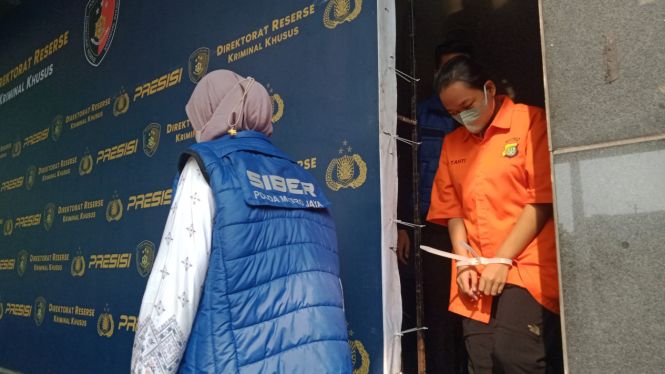 Ibu muda yang melecehkan putranya ditahan polisi.