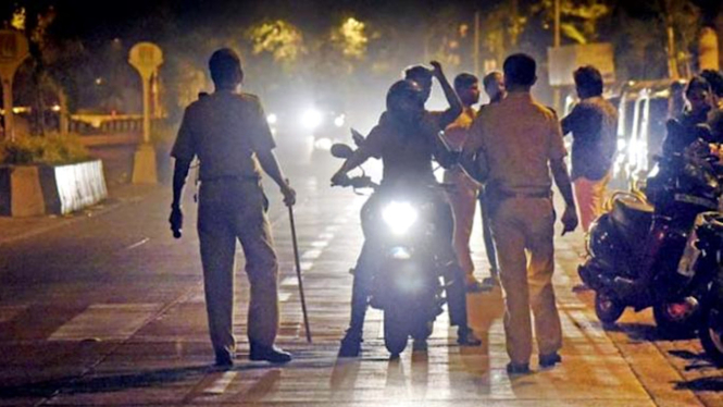 Razia kendaraan malam hari di India.
