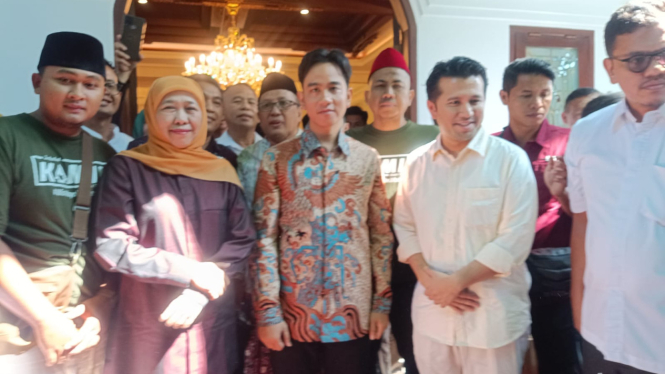 Wapres terpilih Gibran Rakabuming Raka saat silaturrahim ke Khofifah Indar Parawansa di Surabaya.