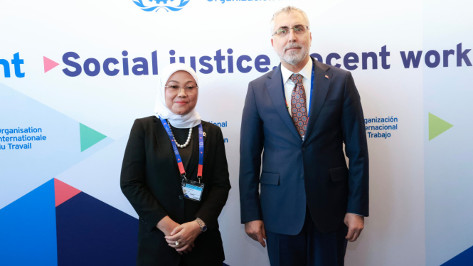 Menaker RI Ida Fauziyah bersama Menaker Turki Vedat Isikhan