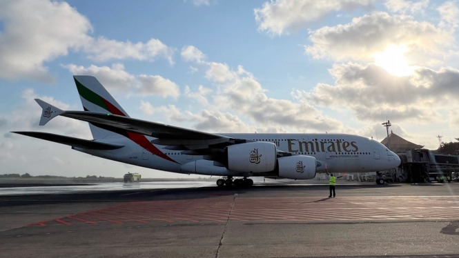 Pesawat Airbus A 380 yang dioperasikan oleh Maskapai Emirates saat mendarat di Bandara I Gusti Ngurah Rai Bali