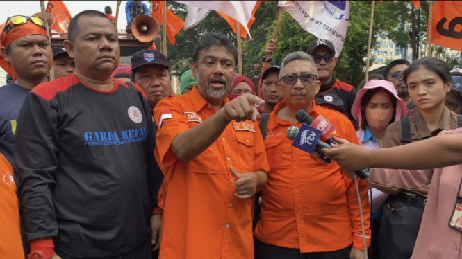 Partai Serikat Buruh mendesak pemerintah mencabut PP Nomor 21 Tahun 2024 tentang Tabungan Perumahan Rakyat (Tapera) dengan potongan pendapatan setiap bulan yang mereka terima mencapai 12% yang dinilai akan memberatkan hidup kaum buruh.