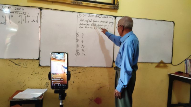Viral Pensiunan Guru Mbah Melan Live TikTok Ngajar Matematika