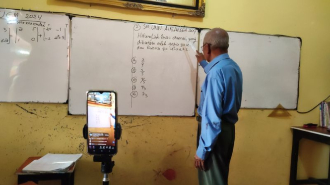 Viral Pensiunan Guru Mbah Melan Live TikTok Ngajar Matematika