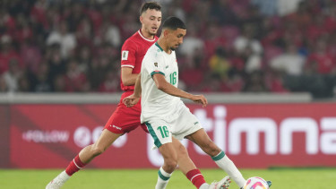 Pemain Timnas Indonesia, Ivar Jenner dan pemain Irak, Montader Abdel Amir