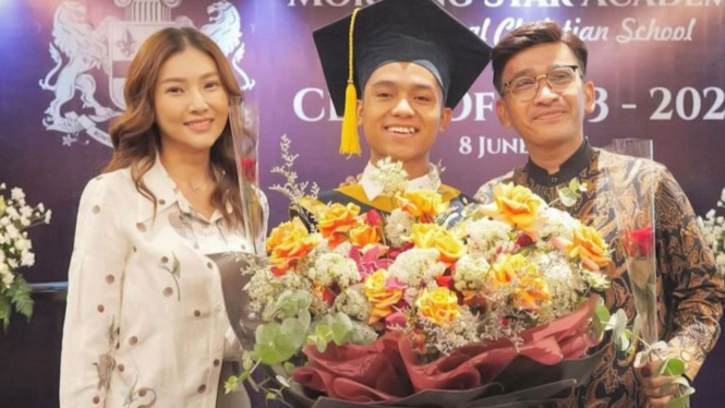 Potret Hari Wisuda Betrand Peto