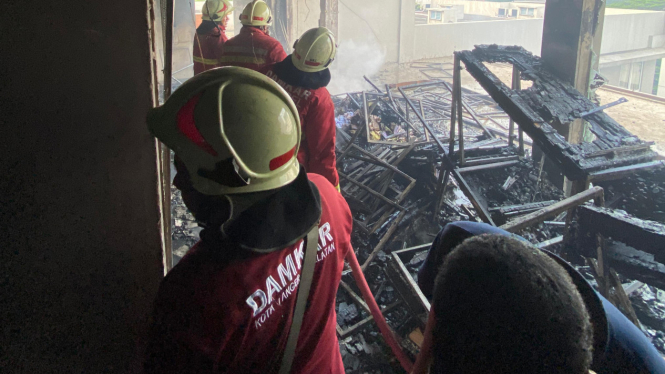 Petugas damkar tangsel melakukan penanganan pada kebakaran hotel