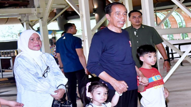 Presiden Joko Widodo mengajak keluarga berwisata di TMII, Jakarta